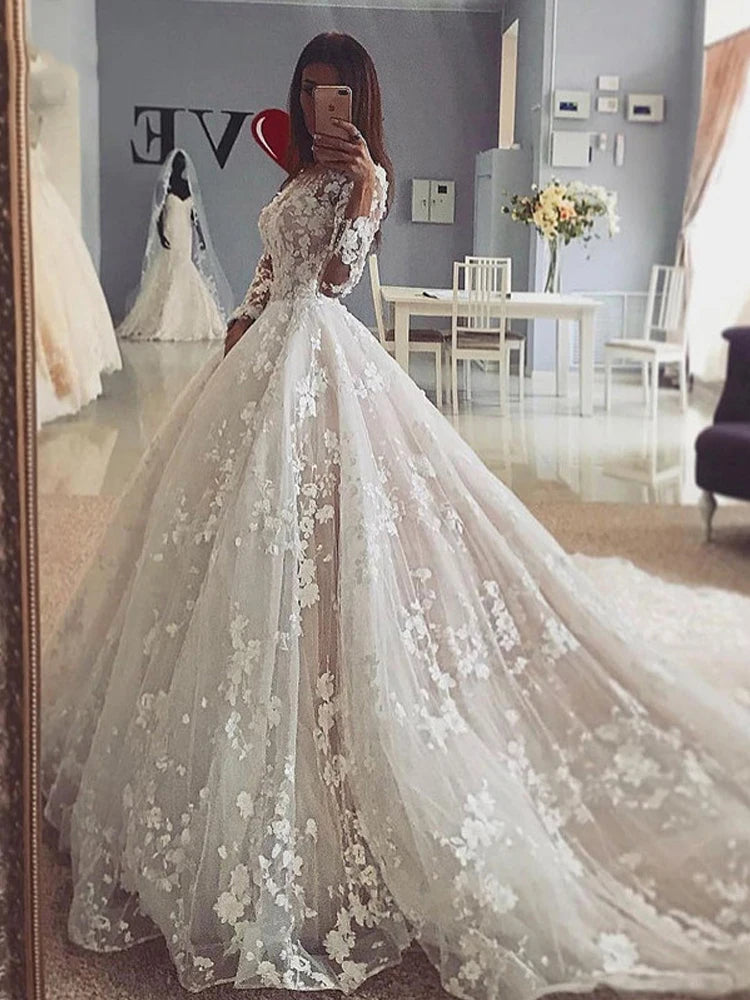 Lace Wedding Dresses Ball Gowns Long Sleeve Appliques Bride Dress Long Train Vintage Wedding Gowns